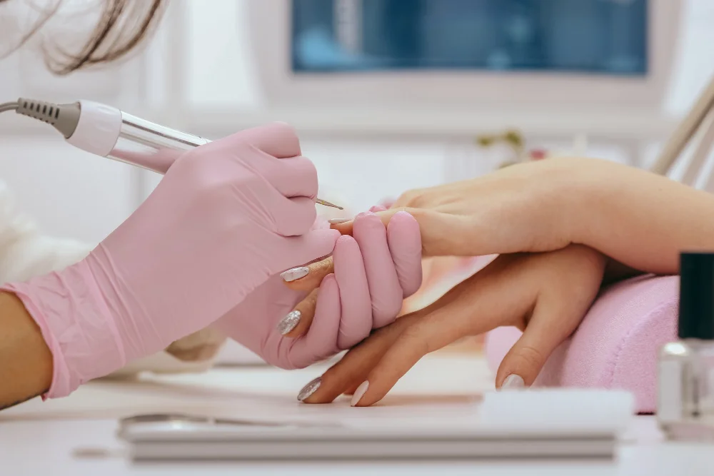 Manicura, pedicura y esmaltado semipermanente